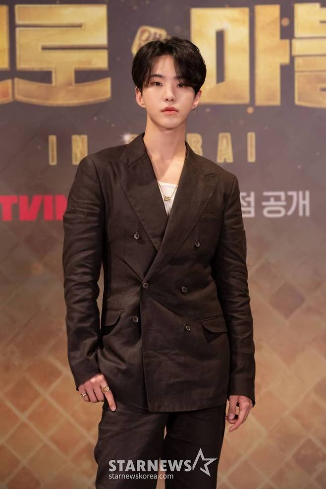 세븐틴 호시가 17일 오전 온라인으로 진행된 티빙 오리지널 '브로 앤 마블' 제작발표회에 참석해 포즈를 취하고 있다. '브로 앤 마블'은 주사위를 굴려 도착한 도시를 구매하고 다른 플레이어의 도시에 걸릴 경우 통행료를 지불하는 보드게임 부루마블의 규칙을 그대로 가져왔다. 출연진은 아랍에미리트(UAE) 두바이에서 현금으로 통행료를 지불하며 도시 곳곳의 랜드마크를 걸고 게임을 진행한다. '브로 앤 마블'에는 배우 유연석, 이동휘, 방송인 지석진, 조세호, 가수 규현, 이승기, 그룹 세븐틴의 조슈아, 호시 등이 출연한다. 오는 21일 공개. / 사진제공 = 티빙 /사진=김창현 기자 chmt@