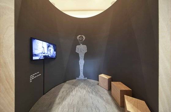 서울 강남구에 있는 문학 전문 도서관 '소전서림'에서 소설가 박태원의 작품 세계를 돌아보는 '구보(仇甫)의 구보(九步)' 전시가 열리고 있다. 사진은 전시관의 영화 상영 코너. 사진 박찬우