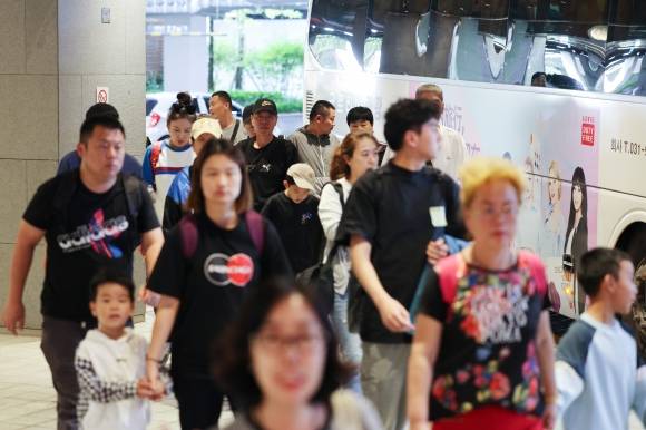 면세점 쇼핑 나선 중국 단체관광객 - 2일 오후 서울 송파구 롯데면세점 월드타워점에서 중국인 단체관광객들이 쇼핑을 위해 이동하고 있다. 2023.10.2 연합뉴스