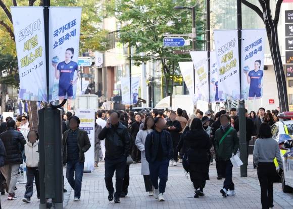 2023 코리아세일페스타 현수막 걸린 명동 - 2023 코리아세일페스타 개막을 하루 앞둔 10일 오전 서울 중구 명동 거리에 관련 현수막들이 걸려 있다. 코리아세일페스타는 오는 30일까지 20일간 진행되며, 롯데마트·이마트·홈플러스 등 2천500개 업체가 참여해 다양한 상품을 할인한다. 2023.11.10 연합뉴스