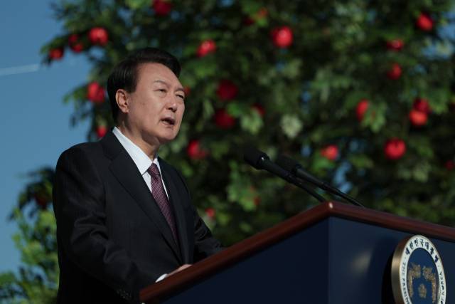 ▲윤석열 대통령이 10일 오후 경기 수원 팔달구 서호 잔디광장에서 열린 제28회 농업인의 날 기념식에서 축사하고 있다. ⓒ연합뉴스