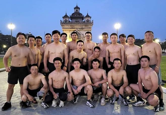 이만수 전 SK 감독과 라오스 야구 대표팀 선수단이 비엔티안의 대통령궁 앞에서 기념사진을 찍었다. 헐크파운데이션 제공