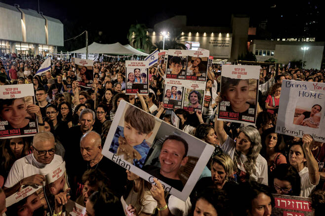 11월4일 이스라엘 수도 텔아비브에서 시민들이 하마스에 의해 납치된 인질들의 사진을 들고 네타냐후 정권 퇴진 시위를 벌이고 있다. ⓒAFP 연합
