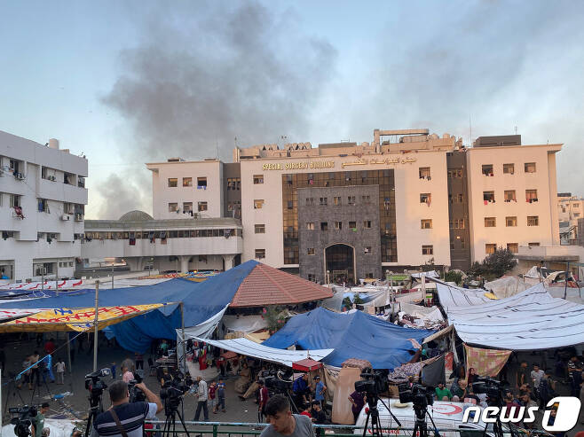 가자 지구 최대 병원 알시파. 시가전을 입증하듯 주변에 연기가 가득하다. ⓒ 로이터=뉴스1 ⓒ News1 박형기 기자