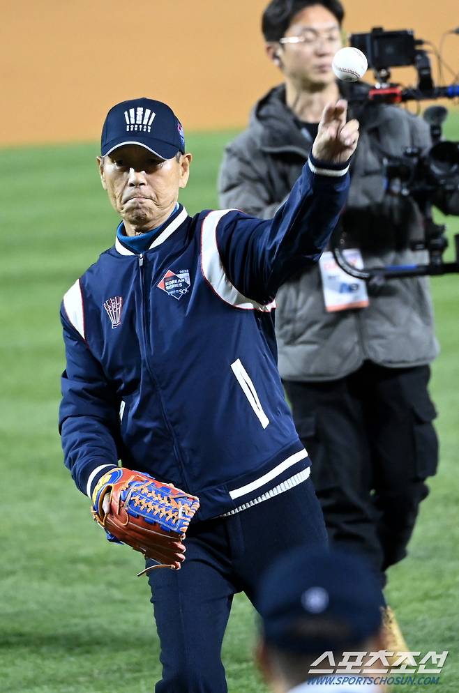 13일 잠실야구장에서 열린 KT와 LG의 한국시리즈 5차전 경기, 김성근, 김응용, 김인식 감독이 시구자로 박경완, 장채근, 홍성흔이 시포자로 나섰다. 시구를 하는 김성근 감독의 모습. 잠실=허상욱 기자wook@sportschosun.com/2023.11.13/