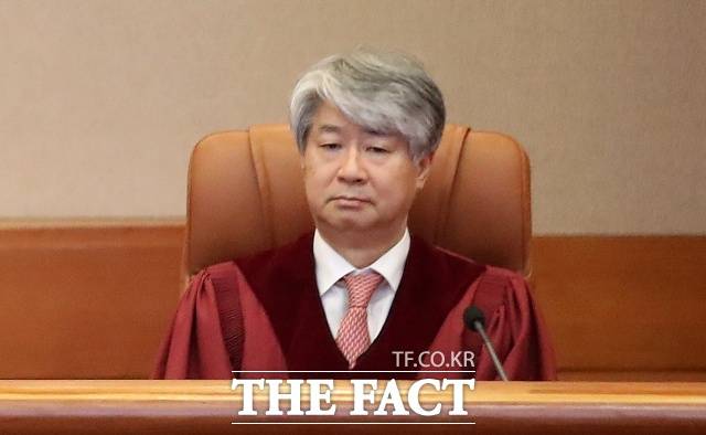 차기 헌법재판소장 후보자로 지명된 이종석 헌법재판관이 지난달 26일 서울 종로구 헌법재판소에서 노란봉투법, 방송3법 권한쟁의심판 사건 및 헌법소원 심판 사건 등에 대한 선고를 하기 위해 자리에 착석해있다. /뉴시스