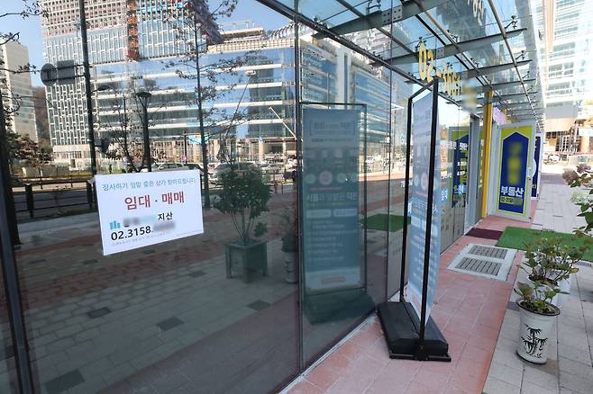 지난 10일 경기 고양시 향동지구의 한 지식산업센터. 한 개 층 대부분이 공실로 텅 비어 있고, 벽면에 임대·매매 문의 전단이나 스티커만 붙어 있다. 지하 4층~지상 14층, 연면적 19만4800㎡(약 5만8930평) 규모인 이 지식산업센터는 지난 7월 입주가 시작됐지만 입주율이 현재 30% 수준에 불과하다. /남강호 기자