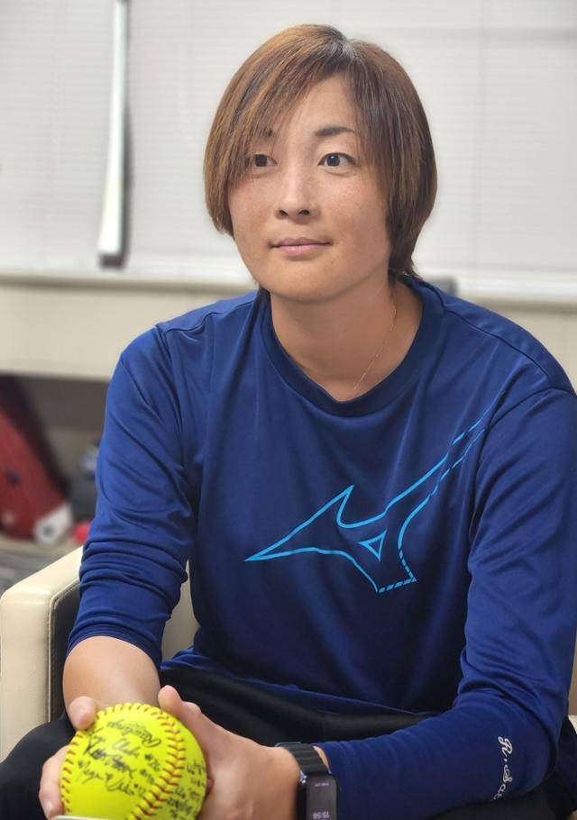 2008년 베이징 올림픽 소프트볼 금메달리스트인 사토 리에 도쿄여자체육대 교수가 지난달 12일 학교 연구실에서 한국일보와 인터뷰를 하며 소프트볼 공을 쥐고 있다. 도쿄=유대근 기자