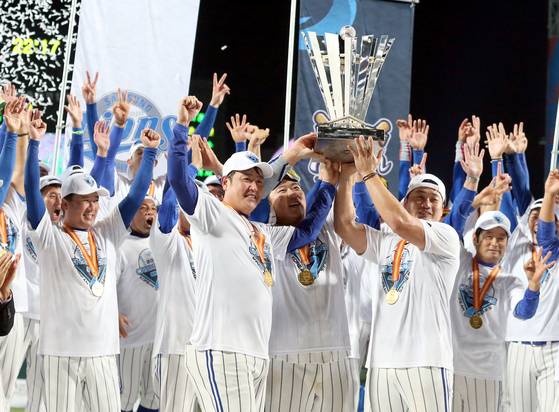 2013 프로야구 한국시리즈 에서 우승한 삼성 라이온즈의 오승환이 시상식후 동료들과 세리머니 하며 기뻐하고있다. 김태한 투수코치도 함께했다. 대구=정시종기자