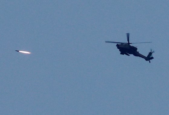 1일(현지시간) 이스라엘 남부 가자지구 국경선에서 아파치 헬리콥터가 미사일을 쏘고있다. 로이터=연합뉴스