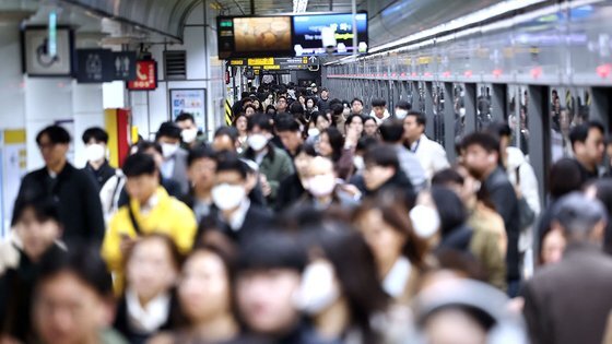 서울교통공사 노조가 파업했던 지난 10일 오전 서울 지하철 광화문역에서 시민들이 열차에서 내리고 있다. 연합뉴스
