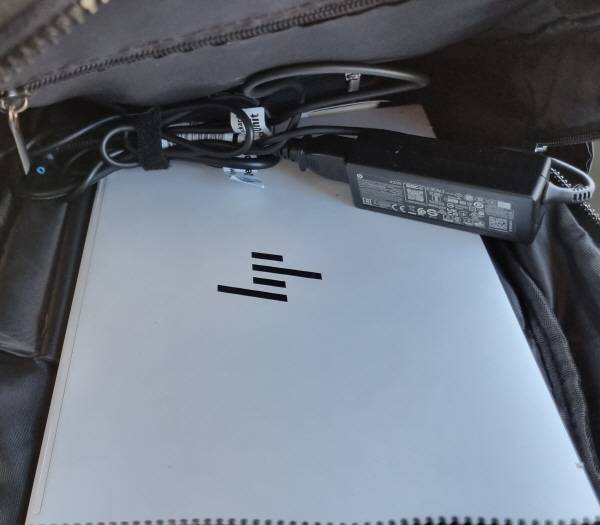 HP 파빌리온 에어로 13을 가방 안에 넣은 모습. 정옥재 기자