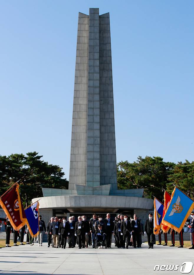 (서울=뉴스1) 안은나 기자 = 유엔참전용사 존 핸슨(John D. Hanson)와 라일 케이트(Lyle L. Cate)를 비롯한 미국·영국·이탈리아 3개국 유엔군사령부·주한미군 복무장병들과 가족들이 25일 오전 동작구 국립서울현충원을 찾아 현충탑 참배를 마친 뒤 이동하고 있다. 2022.10.25/뉴스1 Copyright (C) 뉴스1. All rights reserved. 무단 전재 및 재배포 금지.