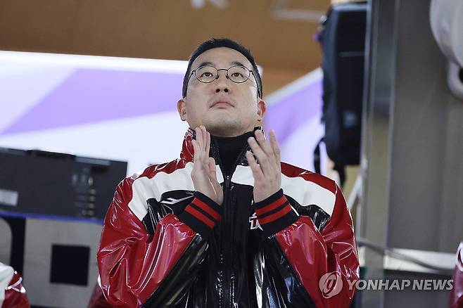 유광점퍼 입고 LG 응원 나선 구광모 회장 (서울=연합뉴스) 김주성 기자 = 13일 서울 잠실야구장에서 열린 2023 KBO 한국시리즈 5차전 kt wiz와 LG 트윈스의 경기.
구광모 LG그룹 회장이 유광점퍼를 입고 관중석에서 LG를 응원하고 있다. 2023.11.13 utzza@yna.co.kr