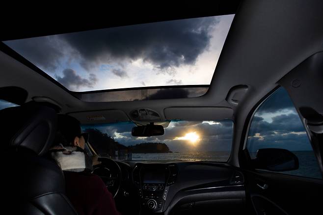 충남 태안의 한적한 파도리해변에 주차하고 조용한 일몰을 지켜봤다. 구름이 잔뜩 낀 하늘을 비집고 나오는 손톱만한 해는 맑은 하늘의 해와 또 다른 감동을 준다. / 이경호 영상미디어 기자