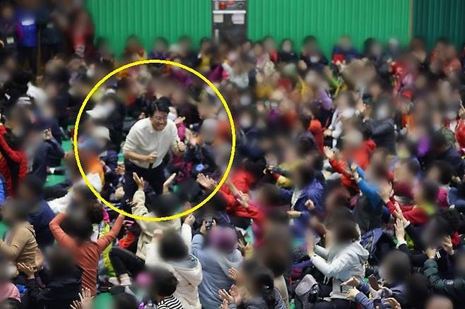 장제원 국민의힘 의원(노란 동그라미)이 지난 11일 자신의 사회관계망서비스(SNS)에 올린 산악회 행사 사진. 장제원 의원 페이스북 캡처