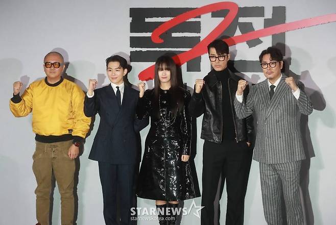 백종열 감독, 배우 오승훈, 한효주, 차승원, 조진웅이 14일 오전 서울 CGV용산아이파크몰에서 진행된 넷플릭스 영화 '독전2'(감독 백종열) 제작발표회에 참석해 포즈를 취하고 있다. 용산역에서 벌인 지독한 혈투 이후, 여전히 이선생을 쫓는 원호(조진웅 분)와 사라진 락(오승훈 분), 다시 나타난 브라이언(차승원 분)과 사태 수습을 위해 중국에서 온 큰칼(한효주)의 독한 전쟁을 그린 범죄 액션 영화 '독전2'는 오는 17일 공개된다. /2023.11.14 /사진=이동훈