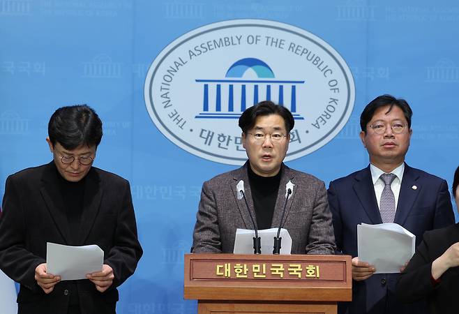 박찬대 더불어민주당 검찰독재탄압대책위원회 공동위원장이 지난 8일 서울 여의도 국회 소통회관에서 기자회견을 열고 있다. /뉴시스