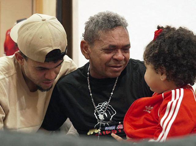 리버풀의 공격수 루이스 디아스(왼쪽)가 콜롬비아 반군에게 납치됐다 풀려난 아버지를 딸과 함께 재회했다. 콜롬비아축구협회 SNS 캡처