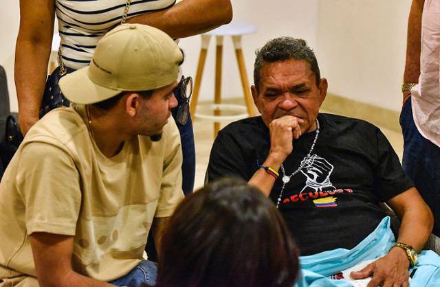 리버풀의 디아스(왼쪽)가 콜롬비아 반군에 납치됐다 풀려난 아버지와 재회했다. 콜롬비아축구협회 SNS 캡처<