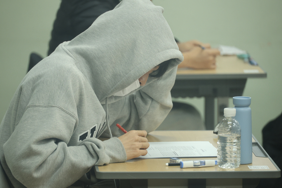 A student waits at a class room in Sejong to take the College Scholastic Ability Test (CSAT) on Thursday. [YONHAP]