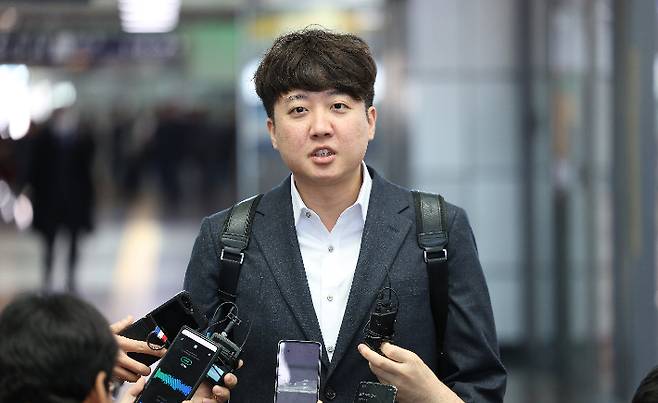 대구 방문한 이준석 (대구=연합뉴스) 윤관식 기자 = 이준석 전 국민의힘 대표가 9일 동대구역에서 취재진의 질문에 답하고 있다. 2023.11.9 psik@yna.co.kr (끝) 연합뉴스