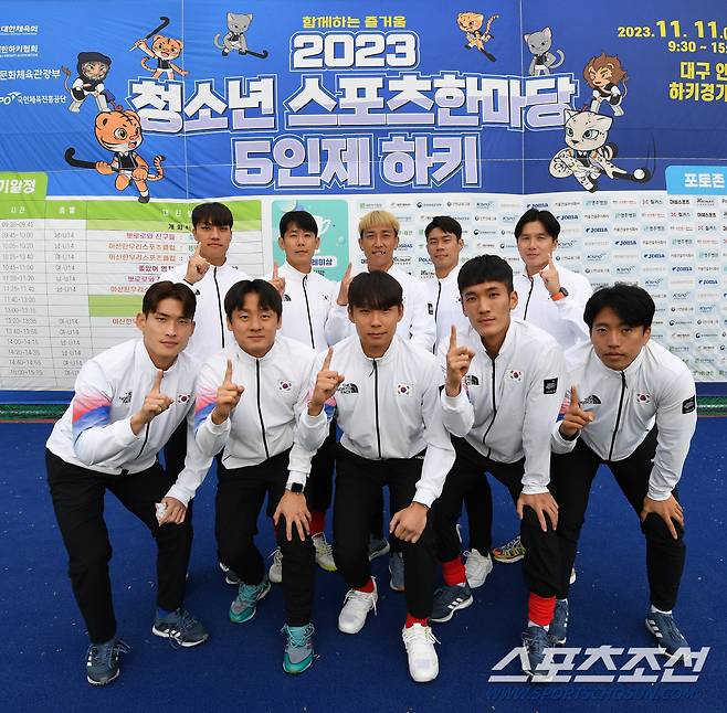 2023 청소년스포츠한마당 하키대회가 열린 11일 대구 안심체육공원. 2022 항저우 아시안게임 하키 대표팀 및 파리올림픽 예선전을 준비중인 국가대표 선수들이 포즈를 취하고 있다. 대구=박재만 기자