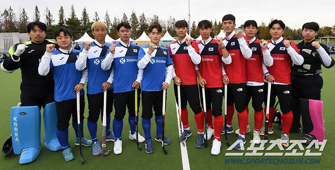 2023 청소년스포츠한마당 하키대회가 열린 11일 대구 안심체육공원. 2022 항저우 아시안게임 하키 대표팀 선수들이 포즈를 취하고 하고 있다. 대구=박재만 기자 pjm@sportschosun.com/2023.11.11/