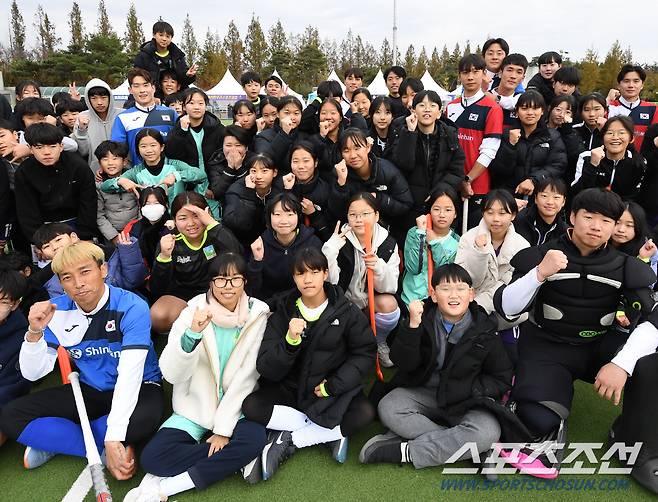 2023 청소년스포츠한마당 하키대회. 2022 항저우 아시안게임 하키 대표팀 부주장 장종현 등 국가대표 선수들이 청스한 학생들과 기념촬영을 하고 있다. 대구=박재만 기자 pjm@sportschosun.com/2023.11.11/