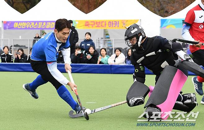 2023 청소년스포츠한마당 하키대회가 열린 11일 대구 안심체육공원. 2022 항저우 아시안게임 하키 대표팀 선수들이 시범 경기를 펼치고 있다. 대구=박재만 기자 pjm@sportschosun.com/2023.11.11/