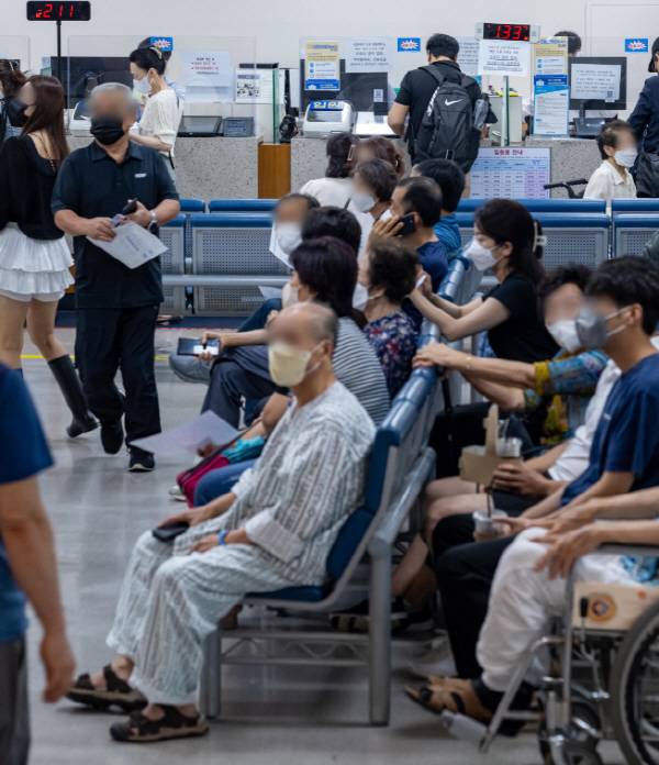 부산의 한 대학병원에서 환자들이 대기하고 있다. 국제신문DB
