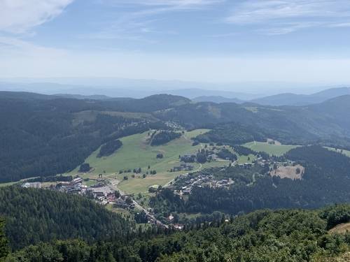 노바 홀라 정상에서 내려다본 도노발리 마을 전경