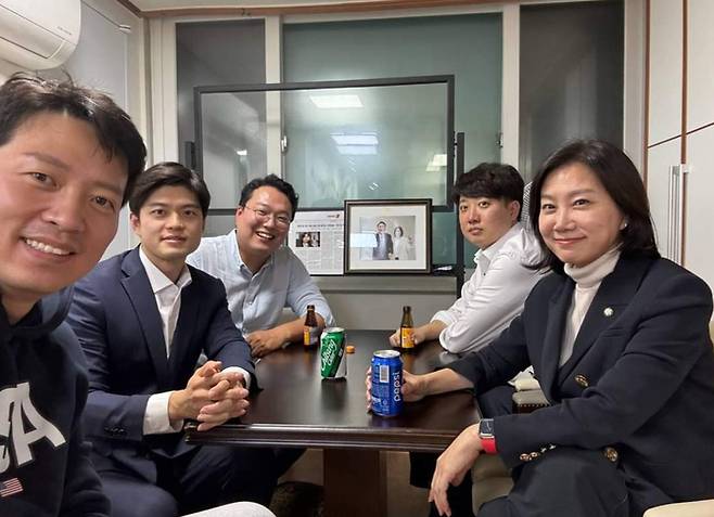 국민의힘 이준석 전 대표와 ‘천아용인’(왼쪽부터 이기인 경기도 의원, 김용태 전 청년최고위원, 천하람 순천갑 당협위원장, 이준석 전 대표, 허은아 의원)이 11월 11일 저녁 허 의원의 동대문 사무실에 모여 창당 관련 논의를 한 것으로 알려졌다. /김용태 전 청년최고위원 페이스북