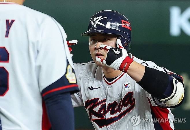'따라가자' (도쿄=연합뉴스) 한종찬 기자 = 16일 일본 도쿄돔에서 열린 아시안프로야구챔피언십(APBC) 예선 1차전 대한민국과 호주의 경기. 2회말 1사 1,2루에서 김형준이 1타점 적시타를 친 뒤 세리머니를 하고 있다. 2023.11.16 saba@yna.co.kr