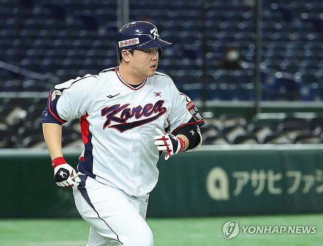 '따라가자' (도쿄=연합뉴스) 한종찬 기자 = 16일 일본 도쿄돔에서 열린 아시안프로야구챔피언십(APBC) 예선 1차전 대한민국과 호주의 경기. 2회말 1사 1,2루에서 김형준이 1타점 적시타를 치고 달리고 있다. 2023.11.16 saba@yna.co.kr