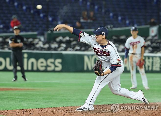 역투하는 정해영 (도쿄=연합뉴스) 한종찬 기자 = 16일 일본 도쿄돔에서 열린 아시안프로야구챔피언십(APBC) 예선 1차전 대한민국과 호주의 경기. 9회초 2사 1,2루에서 투수 정해영이 역투하고 있다. 2023.11.16 saba@yna.co.kr