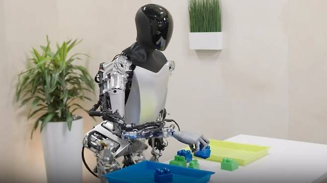 지난 9월 테슬라가 동영상으로 공개한 인간형 로봇 옵티머스의 최신 모습. 영상 속 옵티머스는 5개의 손가락으로 블록을 색깔 별로 구분했다. 테슬라는 옵티머스에 블록과 같은 실제 세상을 인식시키기 위해 비전 AI 모델을 활용하고 있다. /테슬라