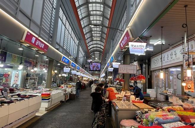 간판개선사업으로 정돈된 신장시장. 하남시 제공