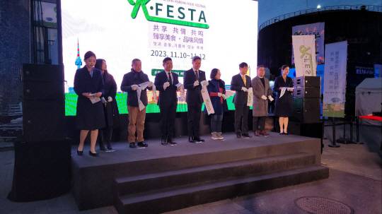 10일 정재호(가운데) 주중한국대사가 베이징에서 진행된 2023 베이징 K페스타에 참석해 테이프 커팅을 하고 있다.