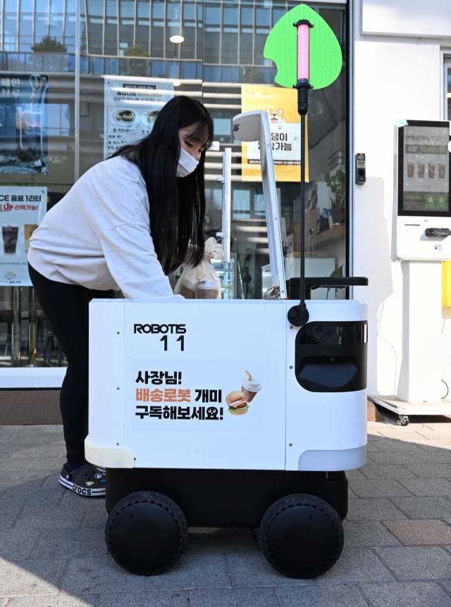 14일 서울 강서구 마곡동에서 한 카페 직원이 로보티즈의 자율주행 로봇 ‘개미’에 주문받은 커피를 담고 있다. 이호재기자