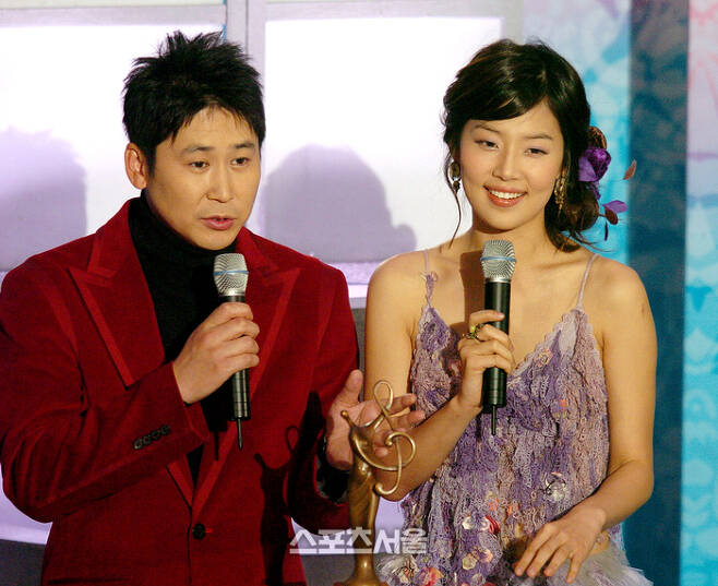2004년 서울가요대상 MC신동엽(왼쪽)과 한지혜. 스포츠서울DB