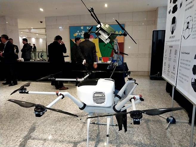 수소연료전지 에너지로 장거리 비행이 가능한 멀티콥터 수소드론 (DS30W)이 지난 16일 열린 ‘드론전력화 발전방안 세미나’장소에 전시된 모습.ⓒ데일리안 오명근 기자