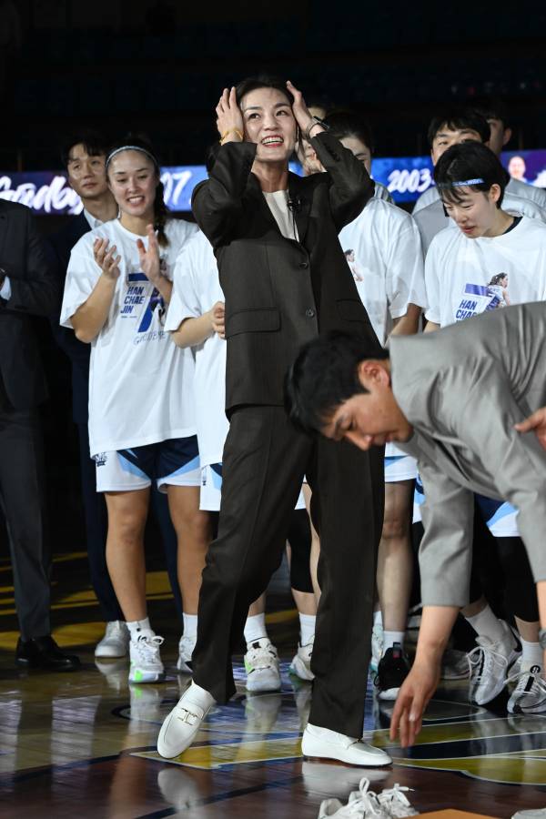 은퇴한 아내 한채진에게 농구화 대신 구두를 신겨주고 있는 남편의 모습. 사진=WKBL