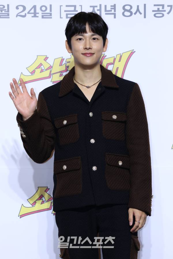 배우 임시완이 20일 오전 서울 강남구 조선 팰리스 서울 강남에서 열린 쿠팡플레이 시리즈 '소년시대' 제작발표회에 참석해 포즈를 취하고 있다. '소년시대'는 1989년 충청남도, 안 맞고 사는 게 일생 일대의 목표인 온양 찌질이 병태가 하루아침에 부여 짱으로 둔갑하면서 벌어지는 이야기로 오는 24일 공개. 서병수 기자 qudtn@edaily.co.kr