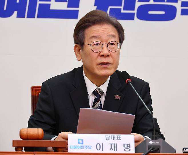 이재명 더불어민주당 대표가 20일 국회에서 열린 최고위원회에 참석해 요양병원 간병비 건강보험 급여화를 추진하겠다고 발표하고 있다. 김병언 기자