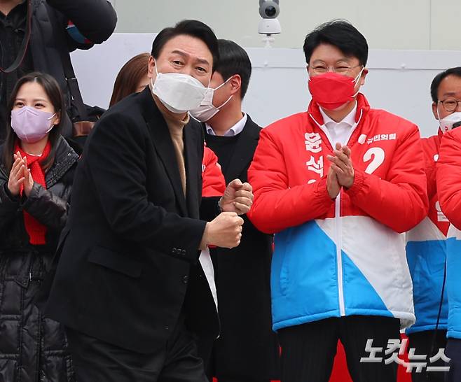 윤 대통령이 대선후보 시절이었던 지난해 3월 부산 사상구 이마트 앞에서 열린 유세에서 장제원, 하태경 의원과 함께 유권자들에게 지지를 호소하고 있다. 황진환 기자