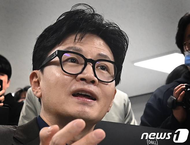 한동훈 법무부장관이 21일 대전 중구 한국이민재단 대전 CBT 센터 평가실에서 한국어 능력 등 외국인 사회통합프로그램 평가를 위한 시스템을 살펴보고 있다. (공동취재) 2023.11.21/뉴스1 ⓒ News1 김기태 기자