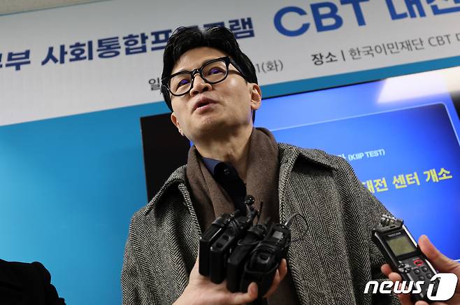한동훈 법무부 장관이 21일 오전 대전 중구 법무부 사회통합프로그램 CBT센터 개소식에 참석하기 전 취재진과 인터뷰를 하고 있다. (공동취재) 2023.11.21/뉴스1 ⓒ News1 김기태 기자