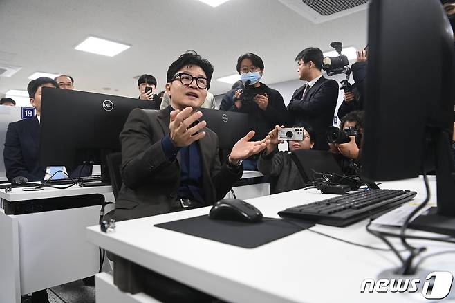 한동훈 법무부장관이 21일 대전 중구 한국이민재단 대전 CBT 센터 평가실에서 한국어 능력 등 외국인 사회통합프로그램 평가를 위한 시스템을 살펴보고 있다. (공동취재) 2023.11.21/뉴스1 ⓒ News1 김기태 기자