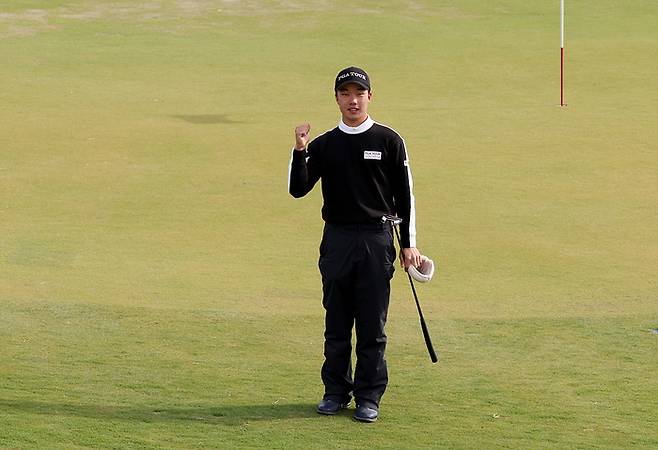 밝은 표정으로 홀아웃하는 송민혁. 사진 | KPGA